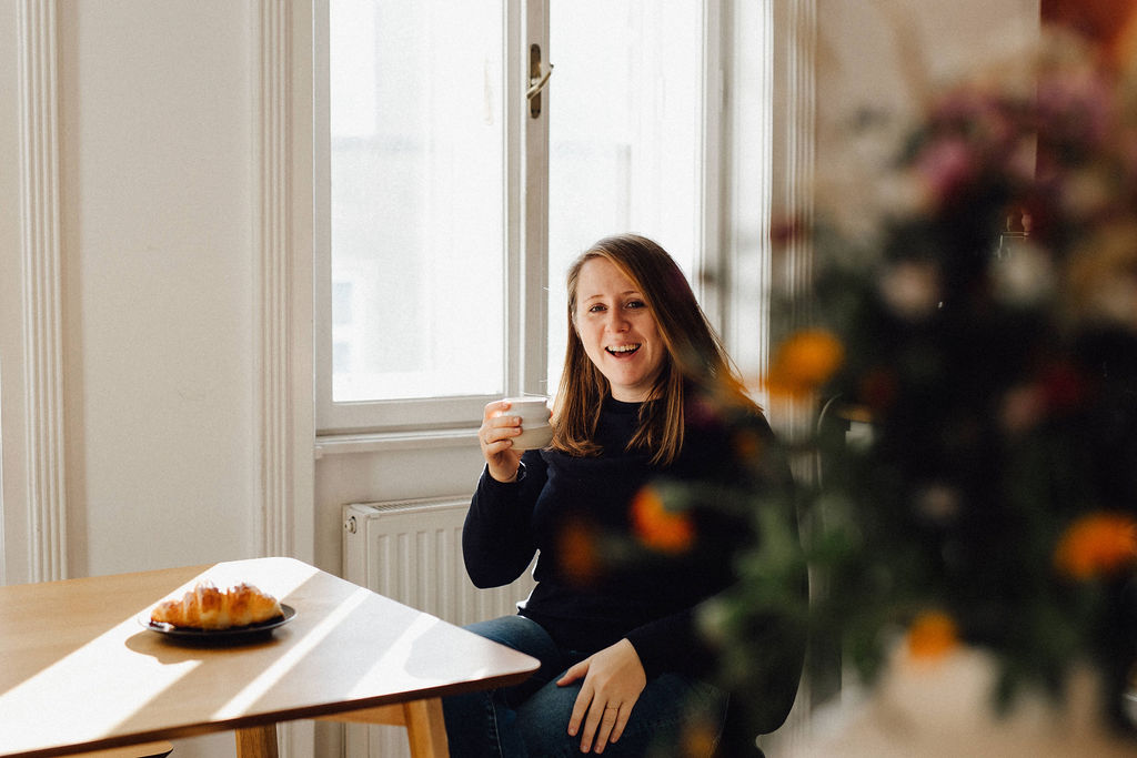 Sandra Langschwert mit Kaffee